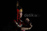 Sanggar Purwa Kencana didirikan tahun 1984 oleh Ibu Dewi dan Ibu Sawitri.  Purwa berarti terdahulu kencana artinya emas.