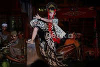Tarian ini biasanya menjadi seni pertunjukan pada acara hajatan seperti pernikahan atau sunatan.