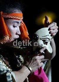 Pentas tari topeng ini dibawakan oleh 2 penari wanita dan 1 penari pria.