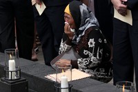 Salah seorang keluarga korban tak kuasa menahan air matanya saat menghadiri peringatan Bom Bali I. Getty Images/Chris McGrath.