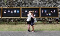 Suasana haru juga terlihat di sekitar papan yang memuat foto-foto korban Bom Bali I. Getty Images/Justin McManus - Pool.