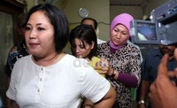 Novi digandeng polwan yang tidak mengenakan seragam.