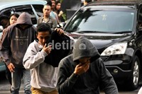 Para tersangka tiba di Mapolres Jakarta Selatan untuk menjalani rekonstruksi.