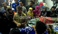 Gubernur Sulawesi Selatan Syahrul YL datang melayat di ruang jenazah RS Bhayangkara.