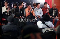 Dengan mengandalkan single Patah Hati yang sudah wira-wiri di berbagai stasiun radio, album Step Forward diharapkan dapat memberikan kepuasan tersendiri, baik bagi Smashblast atau pecinta musik tanah air.