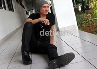 Anji tampil dengan balutan kaos, celana, dan sepatu hitam. Gus Mun/detikHOT.
