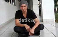 Tak lupa ia memakai kupluk abu-abu untuk menambah gayanya. Gus Mun/detikHOT.