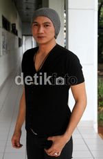 Anji Tampil dengan Topi Kupluknya