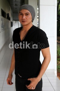 Anji berpose di depan kamera. Gus Mun/detikHOT.