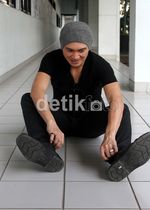 Anji Tampil dengan Topi Kupluknya