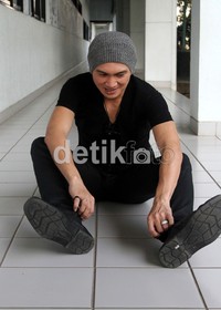 Pose santai Anji. Gus Mun/detikHOT.