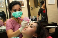 Melinda melakukan sulam alis untuk mempercantik dirinya.
