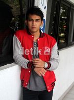Naga Lyla Bergaya dengan Jaket Baseball