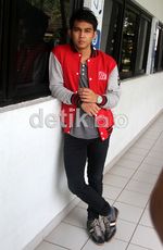 Naga Lyla Bergaya dengan Jaket Baseball