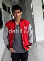 Naga Lyla Bergaya dengan Jaket Baseball