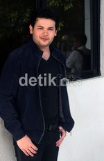 Ridho Rhoma Tampil Serba Hitam