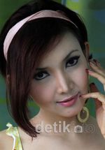 Pose Seksi Roro Fitria