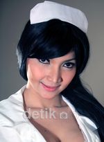 Pose Seksi Roro Fitria