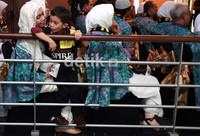 Rossa menyempatkan diri bermain bersama anaknya Rizky.