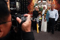 Sebelum berangkat Rossa menyempatkan diri berfoto bersama orang tua dan anaknya.