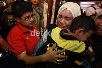 Berkali-kali Rossa menangis dan terus memeluk anaknya.