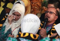 Pelantun Tegar itu terharu saat berdoa bersama jamaah lainnya.