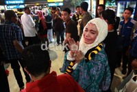 Rossa tampak menangis saat hendak pamit sebelum berangkat.