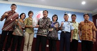 Menpora Andi Alifian Mallarangeng (keempat dari kiri), foto bersama dengan Lis Adriana (ketiga dari kiri) di Kantor Kemenpora, Jakarta.