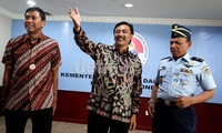 Menpora Andi Alifian Mallarangeng menyambut kedatangan Lis Adriana.