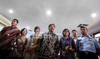 Menpora Andi Alifian Mallarangeng menyambut kedatangan Lis Adriana dengan didampingi pengurus Federasi Aero Sport Indonesia (FASI).