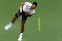Djokovic melepaskan servis keras. REUTERS/Carlos Barria.