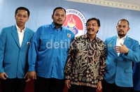 Ketua Umum DPP KNPI Taufan Eko Nugroho Rotorasiko (kanan), bersama para pengurus KNPI lainnya, bertemu oleh Menpora Andi Alifian Mallarangeng (kedua dari kanan) di kantor Kemenpora, Jakarta.