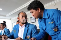 Ketua Umum DPP KNPI Taufan Eko Nugroho Rotorasiko (kiri) berbincang dengan salah satu pengurus KNPI.