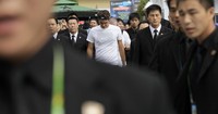Belasan bodyguard selalu menyertai Roger Federer selama Shanghai Master digelar. REUTERS/Aly Song.