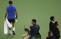 Tidak hanya di luar lapangan, saat bertanding pun petenis Swis tersebut dikawal ketat. REUTERS/Carlos Barria.