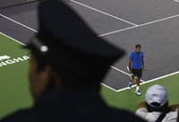 Polisi selalu menjaga di sisi-sisi stadion. REUTERS/Carlos Barria.