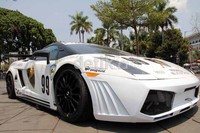 Selain memamerkan Lamborghini tersebut, Mereka juga menggelar acara lomba foto dengan objek model yang berpose dengan mobil mewah tersebut.