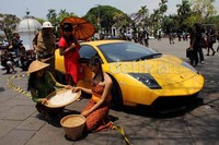 Berbagai jenis mobil Lamborghini dipamerkan di halaman Museum Fatahillah, Kawasan Kota Tua Jakarta.