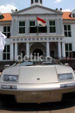 Wow! Lamborghini Mejeng di Kota Tua