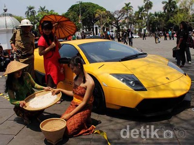 Wow! Lamborghini Mejeng di Kota Tua