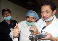 Wakil Ketua DPR RI, Anis Matta mencoba mencicipi ayam goreng mentega salah satu menu yang dibuat juru masak yang akan menjadi menu makan jamaah Indonesia.