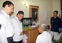 Anggota DPR RI Muhammad Malkan Amin mengunjungi pondokan jamaah haji asal Ternate Maluku Utara dari embarkasi Makasar di Hotel Al Fayroz Season Hotel.