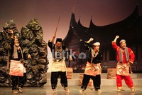 Pertunjukkan yang disutradarai oleh Yusril Katil tersebut  ini terinpirasi dari kisah rakyat   anak durhaka Malin Kundang.