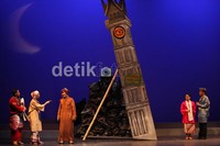 Malin Kundang, yang kemudian diparodikan menjadi Maling Kondang, yang bercerita mengenai keprihatinan bangsa terhadap tingkat korupsi di Indonesia.