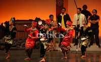 Banyak yang bangga dengan kesuksesan Malin, tetapi ibunya malah mempertanyakan asal muasal uang itu didapat.