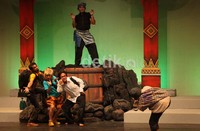 Dari kisah itulah lakon diolah dan dikembangkan dengan meramu berbagai unsur dan bentuk seni yang berkembang di tanah Minang, mulai dari gerak ginyang maktaci, tapuak galembong, legaran randai, dendang dan silat Mak Katik, badendang dan saluang, sampai ke bentuk seni yang lebih kontemporer yakni Rap Minang.