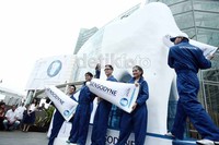 Mereka dengan berpakaian werpack lengkap berwarna biru juga membersihkan gigi raksasa yang terpasang di halaman mall tersebut.