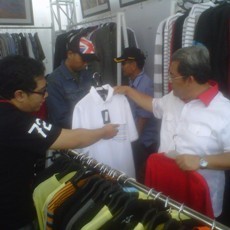 Tinjau Kickfest, Heryawan Belanja Kaos Merah dan Kuning