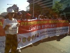 Protes Union Busting, Puluhan Buruh Semarang Beraksi di CFD