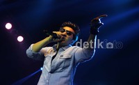Grup Band NAIF beraksi di Blue stage Djarum Super Jakarta Blues Festival 2012.